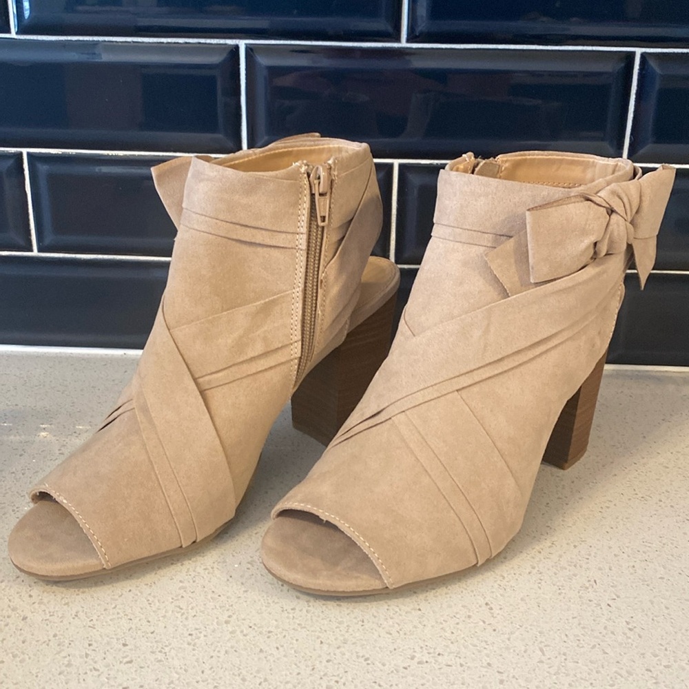 NWB Lauren Conrad Nude Booties Size 9